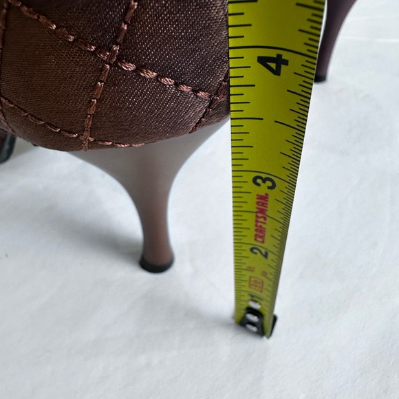 Annebelle Brown Soft Quilted Pumps Gold Emblem On Toe 3.5 Inch Heel S 9 - Picture 11 of 16